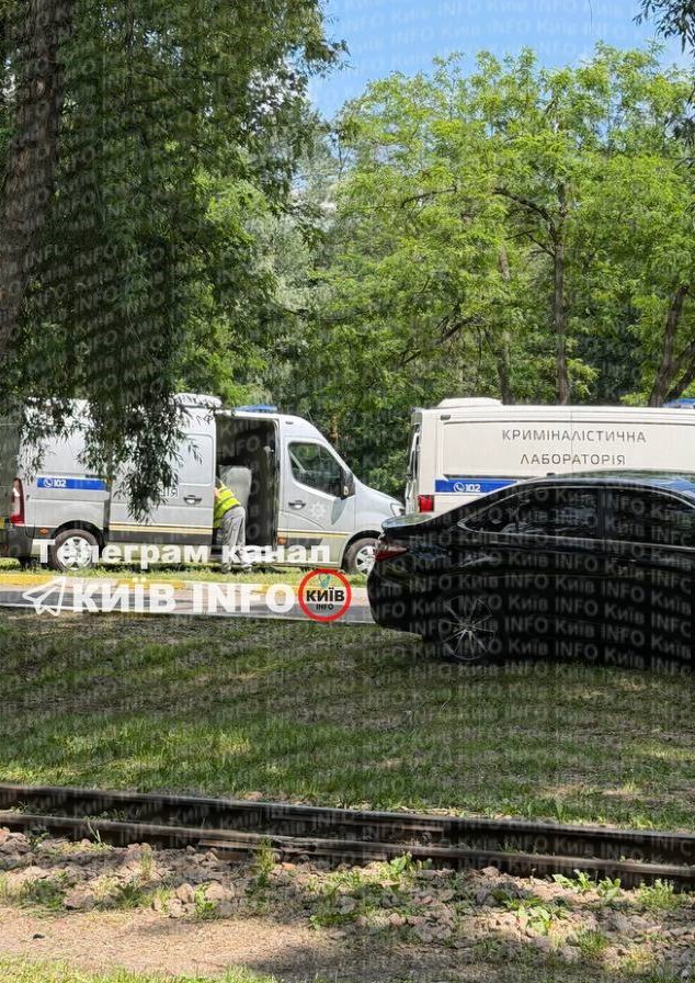На місці події працює мобільна криміналістична лабораторія