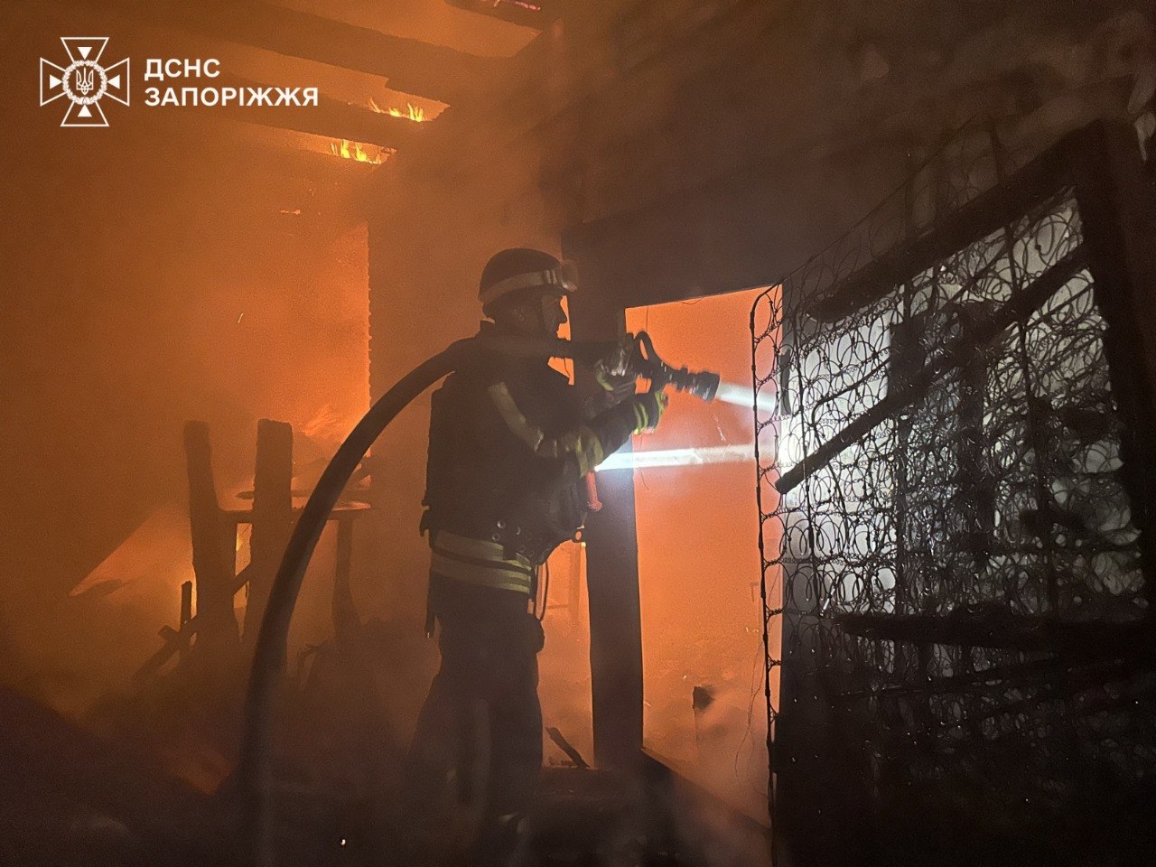 Росія атакувала Запоріжжя: рятувальники показали кадри наслідків фото 2