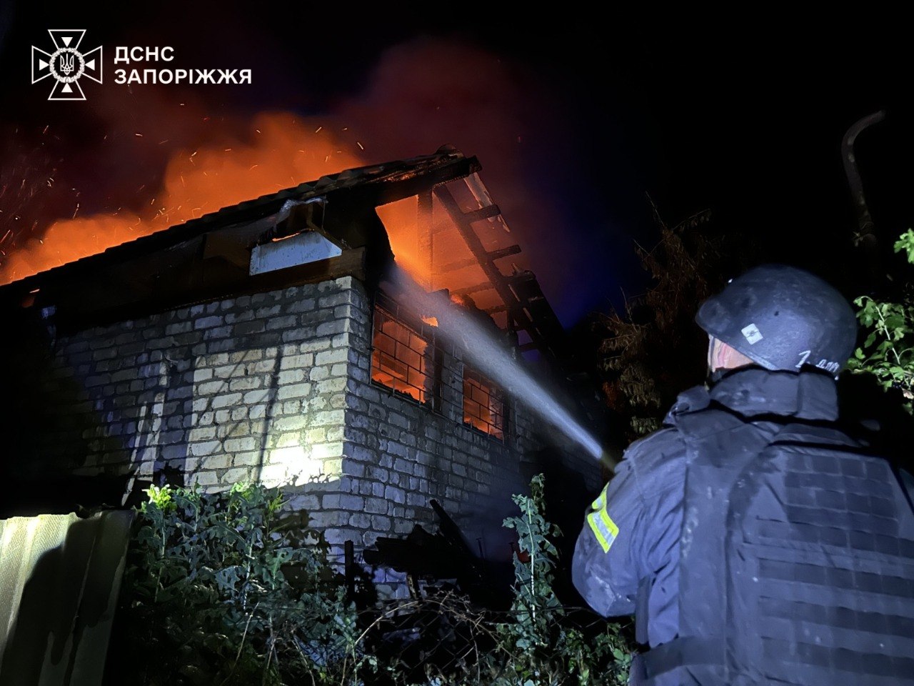 Росія атакувала Запоріжжя: рятувальники показали кадри наслідків фото 3