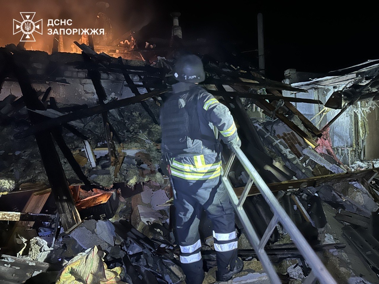 Росія атакувала Запоріжжя: рятувальники показали кадри наслідків фото 1
