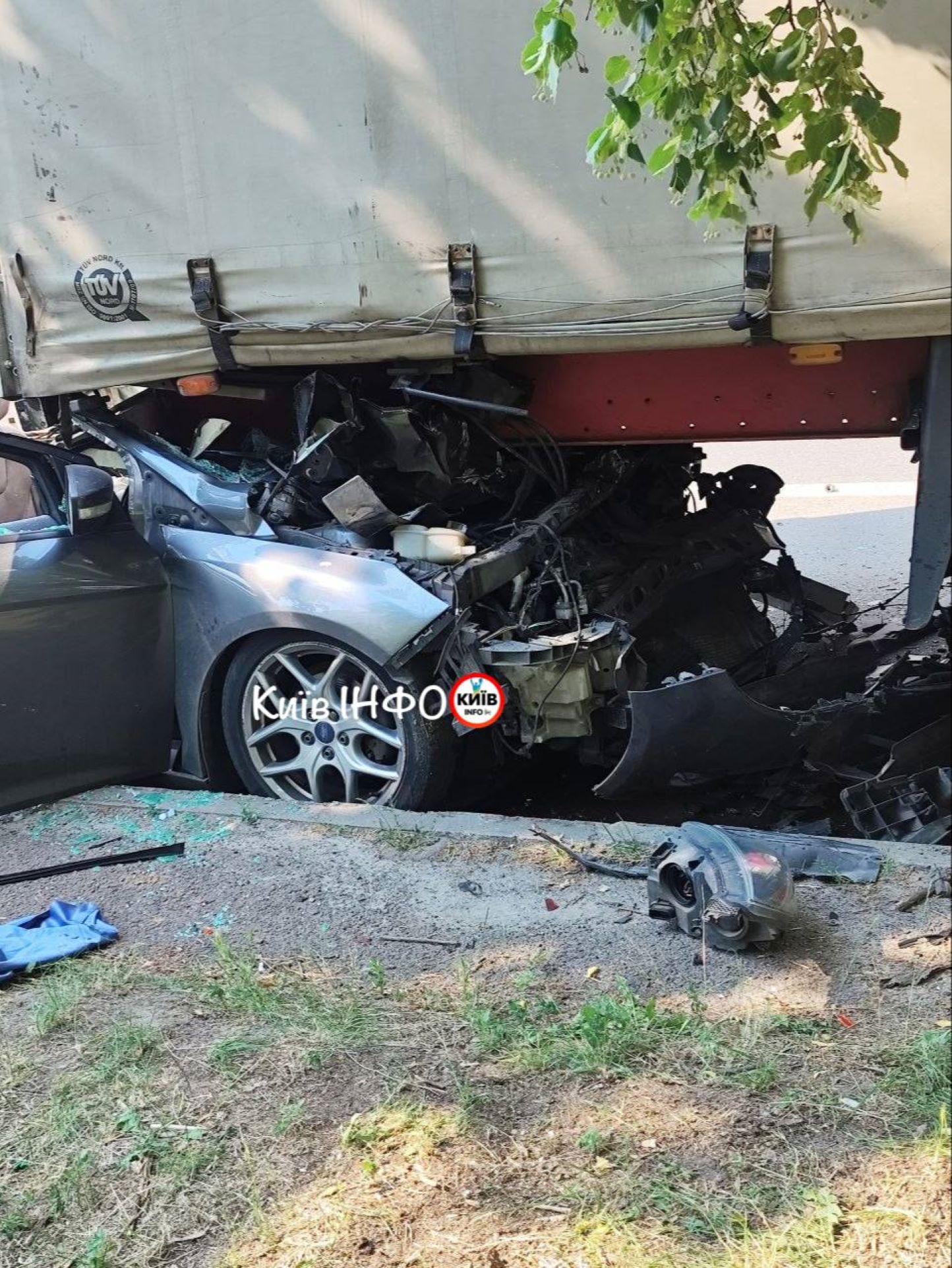 Передня частина автівки повністю знищена