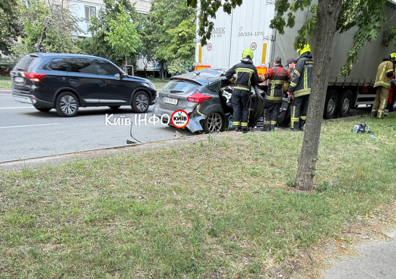 Рятувальники деблокували водія авто