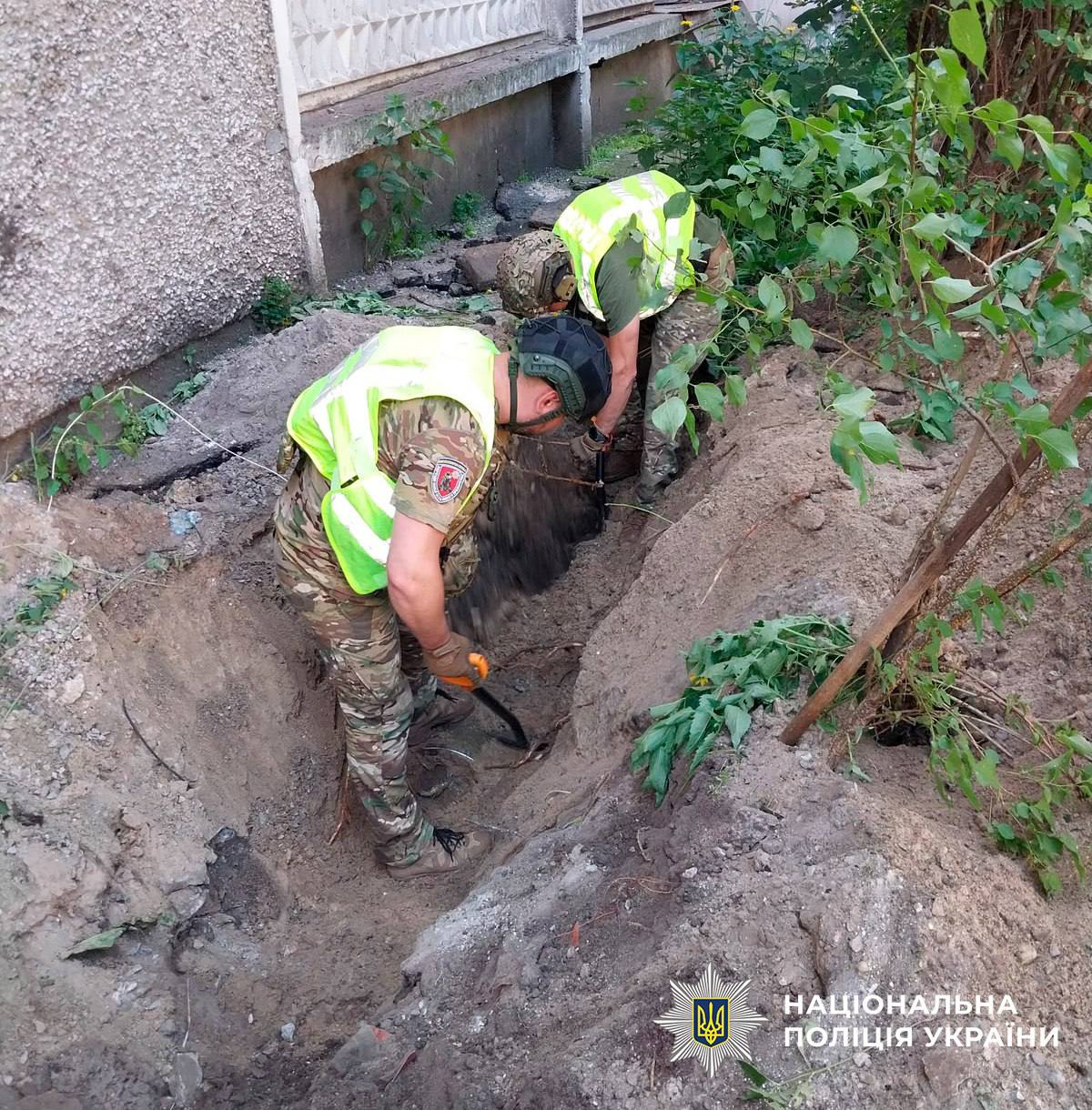Бойова частина ракети впала поблизу столичної багатоповерхівки (фото) фото 1