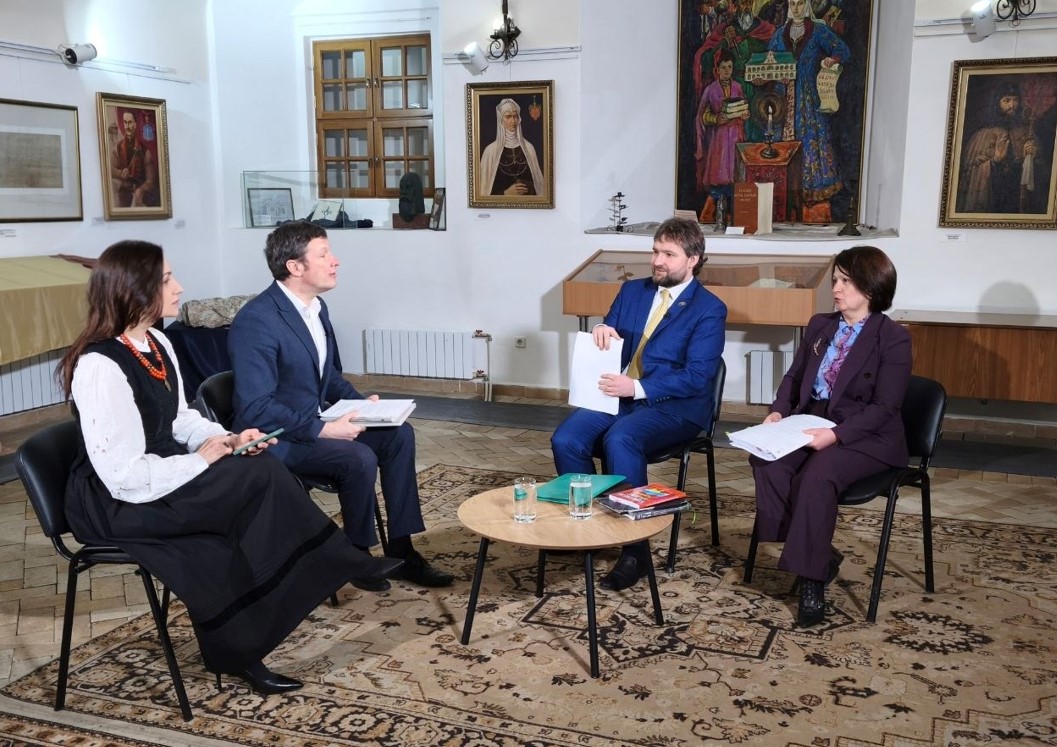 Ведучі Наталія Соколенко та Сергій Костянчук разом із суддями Верховного Суду Дмитром Гудимою та Ларисою Рогач під час запису проєкту «Києве мій» 