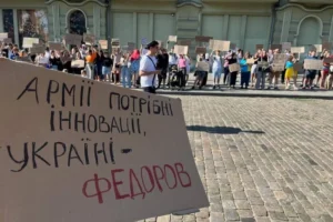 Картонковий майдан повертається? Фанати Федорова збираються у різних містах України (фото)