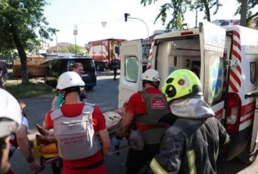 Обстріл Києва: ворог поцілив у підстанцію «швидкої», поранено шестеро працівників