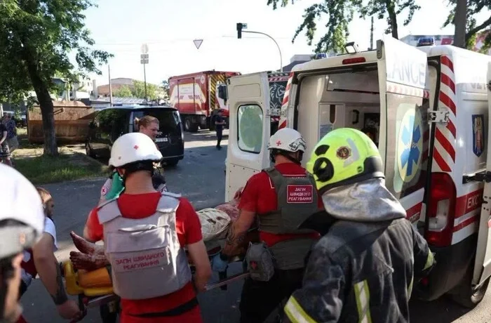 Обстріл Києва: ворог поцілив у підстанцію «швидкої», поранено шестеро працівників