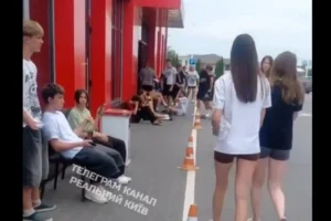 70 дітей, які поверталися з Болгарії до Києва, застрягли на АЗС у Чернівцях: автобус поїхав з їхніми речами