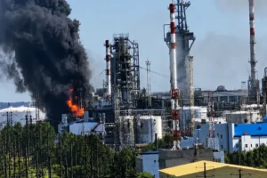 Тюменський НПЗ повністю припинив переробку нафти після атаки дронів – Reuters
