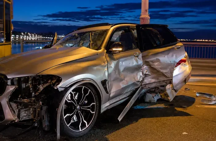 У Києві на мосту Патона BMW зіткнувся з тролейбусом, є постраждалі