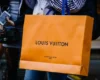 Адвокат пакетом бренду Louis Vuitton побив киянку. Що вирішив суд