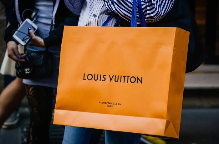 Адвокат пакетом бренду Louis Vuitton побив киянку. Що вирішив суд