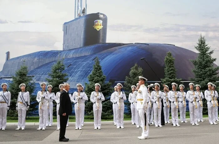 Банер із субмариною замість кораблів: як пройшов головний військово-морський парад РФ (фото, відео)