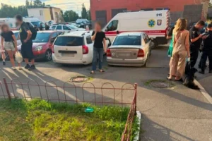 У Києві 19-річний молодик поранив ножем трьох людей: нападнику загрожує до 15 років