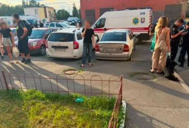 У Києві 19-річний молодик поранив ножем трьох людей: нападнику загрожує до 15 років