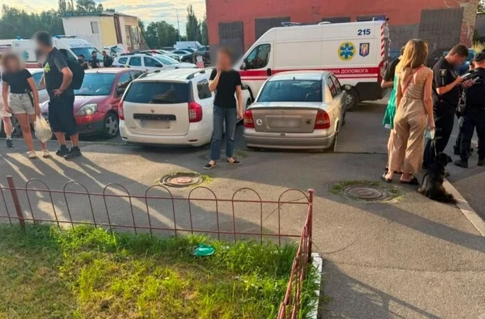 У Києві 19-річний молодик поранив ножем трьох людей: нападнику загрожує до 15 років