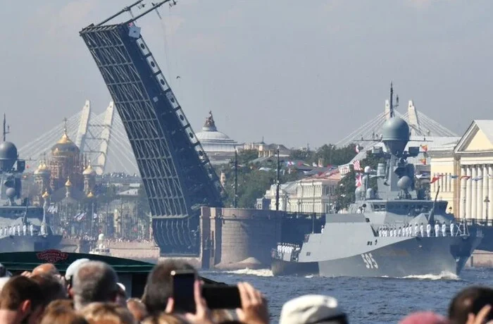 Російський диктатор скасував головний військово-морський парад