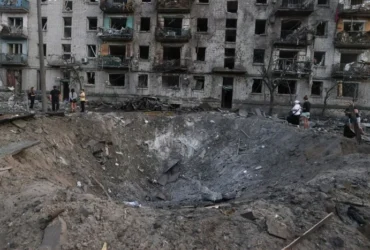 Удар по Києву: ракета лишила вирву біля багатоповерхівки в Дарниці (відео)