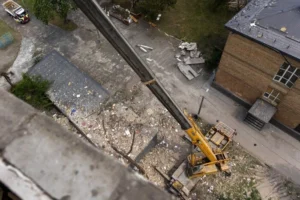 Рятувальники завершили розбір завалів у столичній багатоповерхівці, кількість жертв знову зросла