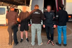 Рівнянин сховав чоловіка за сидіння в мікроавтобусі і намагався вивезти його за кордон