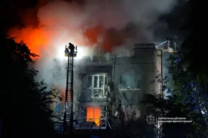 Удар по Запоріжжю: рятувальники дістали з-під завалів тіла загиблих