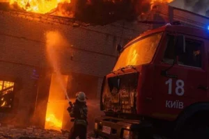 Росія вдарила балістикою по Києву: місто охопили пожежі