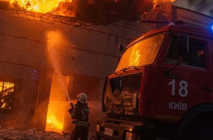 Росія вдарила балістикою по Києву: місто охопили пожежі