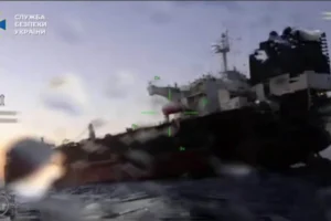 Українські морські дрони уразили два нафтові танкери РФ (відео)