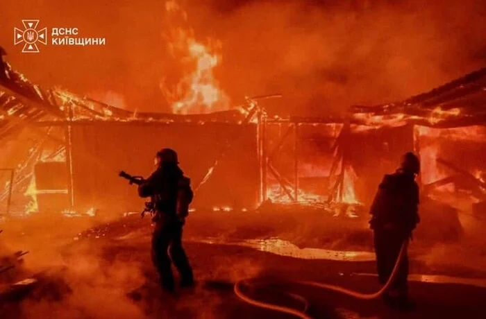 На Білоцерківщині вночі палали склади з деревиною (фото)