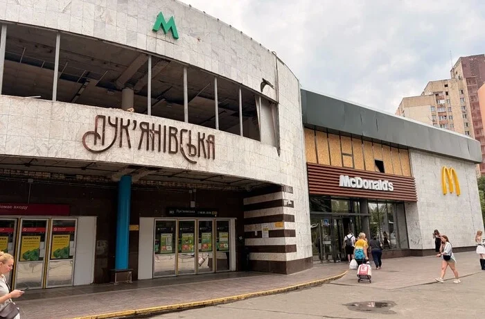 Станція метро «Лук’янівська» відновила роботу, поряд триває ліквідація наслідків атаки