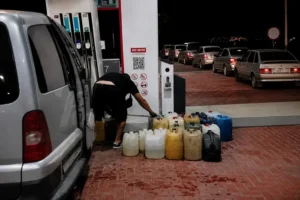 Черги на заправках: Росія офіційно визнала дефіцит бензину через НПЗ