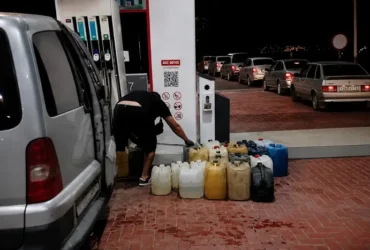 Черги на заправках: Росія офіційно визнала дефіцит бензину через НПЗ
