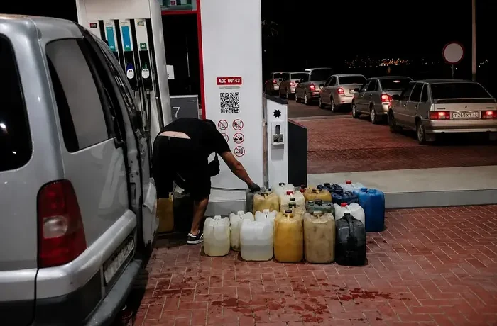 Черги на заправках: Росія офіційно визнала дефіцит бензину через НПЗ