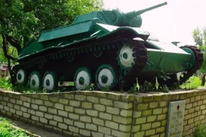 На Харківщині невідомі викрали з кладовища радянський танк