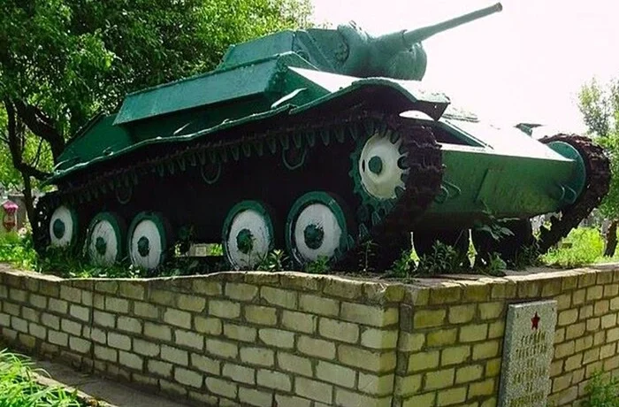 На Харківщині невідомі викрали з кладовища радянський танк
