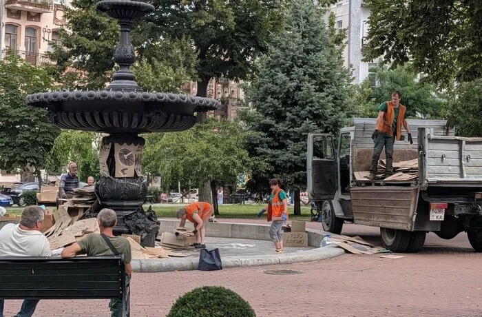 Біля театру Франка у Києві комунальники прибирають плакати мітингувальників