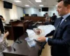 Нардеп Тищенко приніс сало на засідання суду (відео)