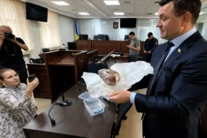 Нардеп Тищенко приніс сало на засідання суду (відео)