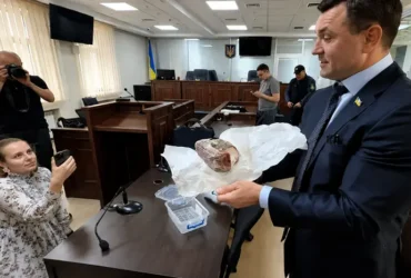 Нардеп Тищенко приніс сало на засідання суду (відео)