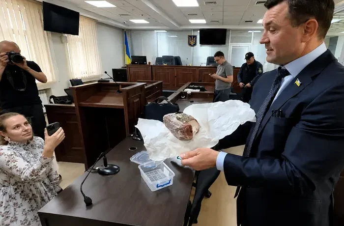 Нардеп Тищенко приніс сало на засідання суду (відео)