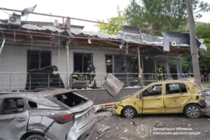 Окупанти атакували багатоповерхівку в Запоріжжі: люди під завалами