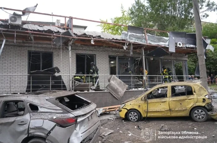 Окупанти атакували багатоповерхівку в Запоріжжі: люди під завалами