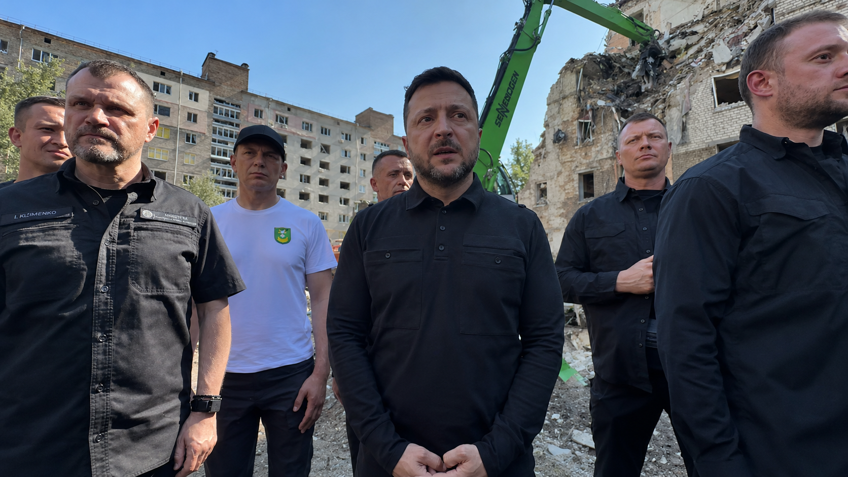Зеленський та Клименко на місці ворожого удару в Дарницькому районі Києва