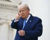 Трамп показав макет нової 100-доларової купюри зі своїм підписом