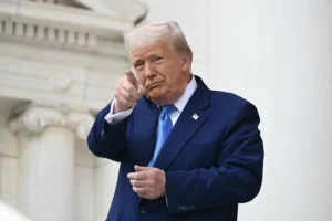 Трамп показав макет нової 100-доларової купюри зі своїм підписом