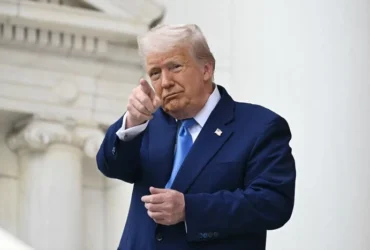 Трамп показав макет нової 100-доларової купюри зі своїм підписом