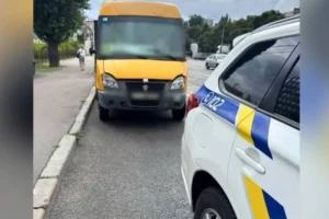 Дощ заливав пасажирів: патрульні оштрафували водія через несправність маршрутки