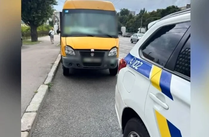 Дощ заливав пасажирів: патрульні оштрафували водія через несправність маршрутки