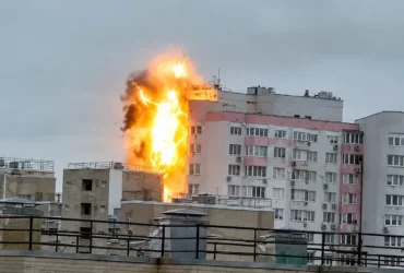 Момент влучання «шахеда» у багатоповерхівку на Троєщині потрапив на відео
