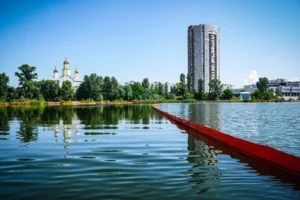 Забруднення Кирилівського озера після обстрілу РФ: обсяг нафти вдалося суттєво зменшити